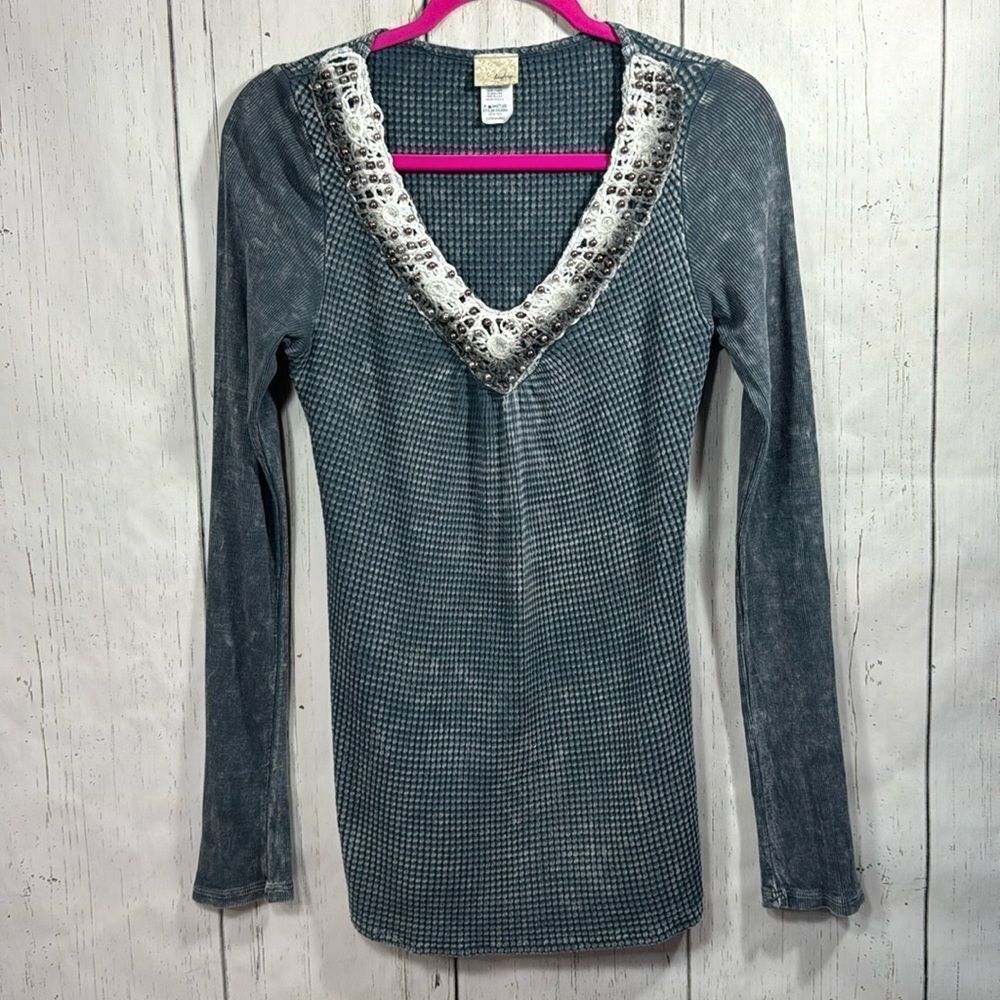 Daytrip Womens V Neck Thermal Waffle Studded Embellished Long Sleeve Gray Top